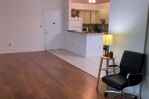 Condo in Tamarac, Florida, 2 bedrooms  № 2076713 - photo 2