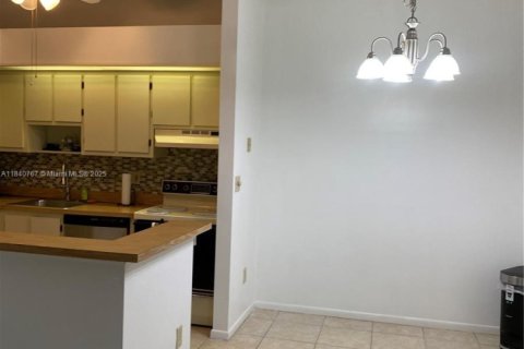 Condo in Tamarac, Florida, 2 bedrooms  № 2076713 - photo 6