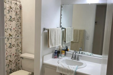Condo in Tamarac, Florida, 2 bedrooms  № 2076713 - photo 13