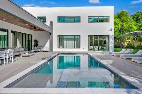 House in Miami, Florida 9 bedrooms, 524.8 sq.m. № 1951173 - photo 24