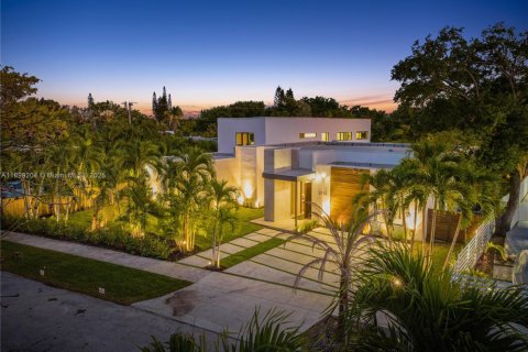 House in Miami, Florida 9 bedrooms, 524.8 sq.m. № 1951173 - photo 2
