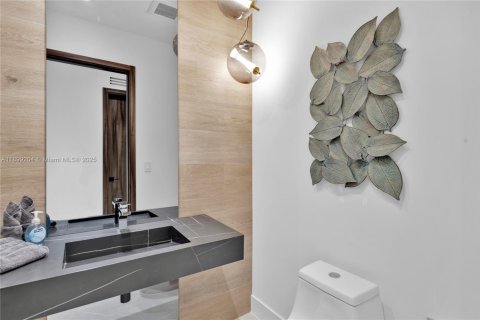 House in Miami, Florida 9 bedrooms, 524.8 sq.m. № 1951173 - photo 10