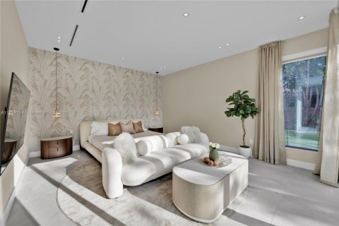 House in Miami, Florida 9 bedrooms, 524.8 sq.m. № 1951173 - photo 30