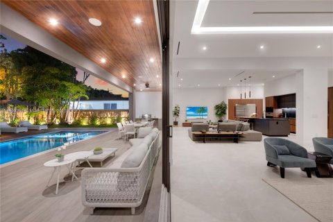 House in Miami, Florida 9 bedrooms, 524.8 sq.m. № 1951173 - photo 14