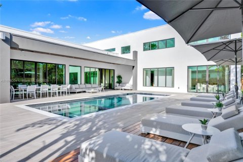 House in Miami, Florida 9 bedrooms, 524.8 sq.m. № 1951173 - photo 26