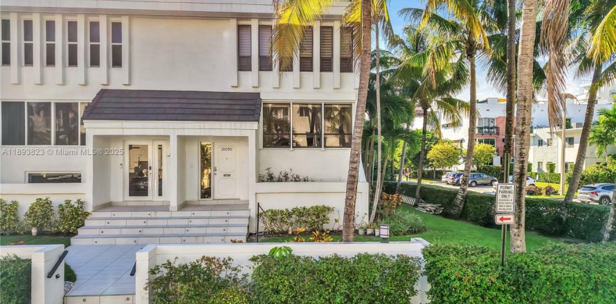 Condominio en Bay Harbor Islands, Florida, 3 dormitorios № 1946045