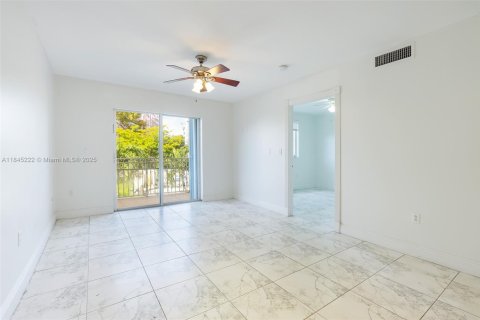 Condo in Miami, Florida, 2 bedrooms  № 1840958 - photo 5