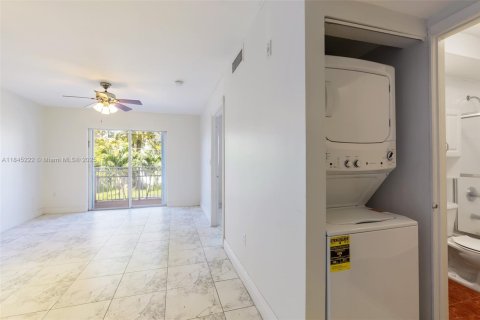 Condo in Miami, Florida, 2 bedrooms  № 1840958 - photo 6