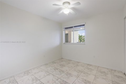 Condo in Miami, Florida, 2 bedrooms  № 1840958 - photo 11