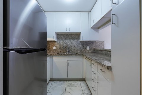 Condo in Miami, Florida, 2 bedrooms  № 1840958 - photo 7