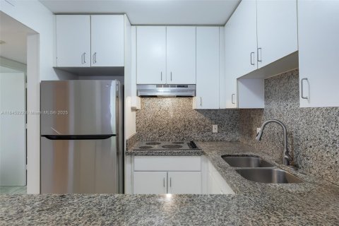 Condo in Miami, Florida, 2 bedrooms  № 1840958 - photo 8