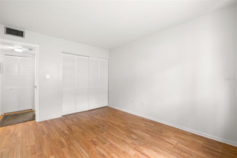 Condo in Tampa, Florida, 1 bedroom  № 1847169 - photo 10