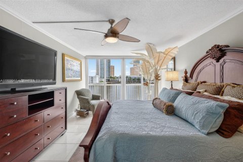 Condominio en venta en Hallandale Beach, Florida, 2 dormitorios, 104.52 m2 № 1965593 - foto 25
