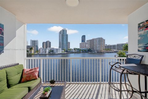 Condominio en venta en Hallandale Beach, Florida, 2 dormitorios, 104.52 m2 № 1965593 - foto 18