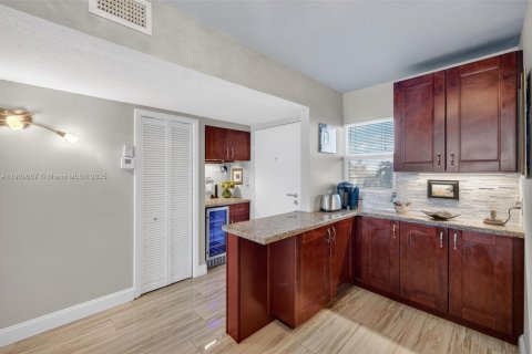 Condominio en venta en Hallandale Beach, Florida, 2 dormitorios, 104.52 m2 № 1965593 - foto 15