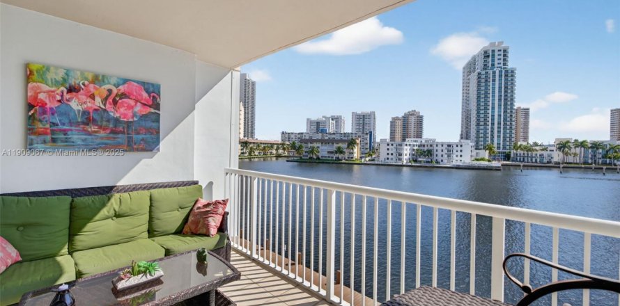Condominio en Hallandale Beach, Florida, 2 dormitorios  № 1965593