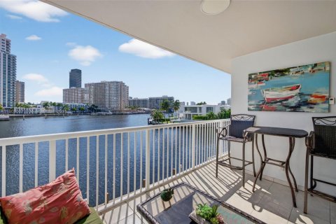 Condominio en venta en Hallandale Beach, Florida, 2 dormitorios, 104.52 m2 № 1965593 - foto 19