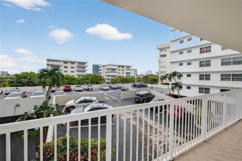 Condominio en venta en Hallandale Beach, Florida, 2 dormitorios, 104.52 m2 № 1965593 - foto 22