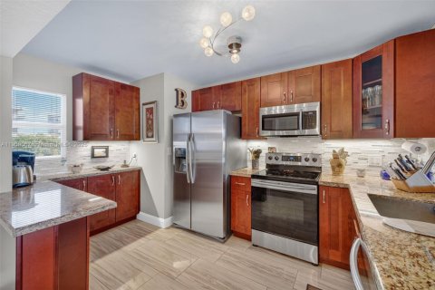 Condominio en venta en Hallandale Beach, Florida, 2 dormitorios, 104.52 m2 № 1965593 - foto 13