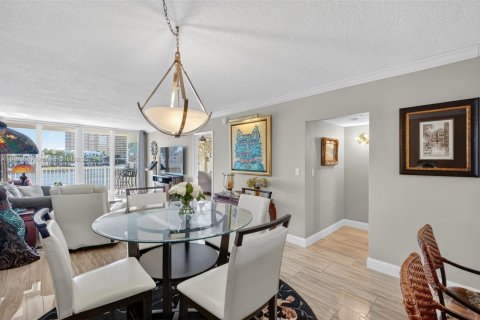 Condominio en venta en Hallandale Beach, Florida, 2 dormitorios, 104.52 m2 № 1965593 - foto 7