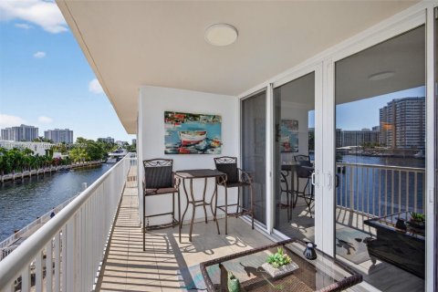 Condominio en venta en Hallandale Beach, Florida, 2 dormitorios, 104.52 m2 № 1965593 - foto 20