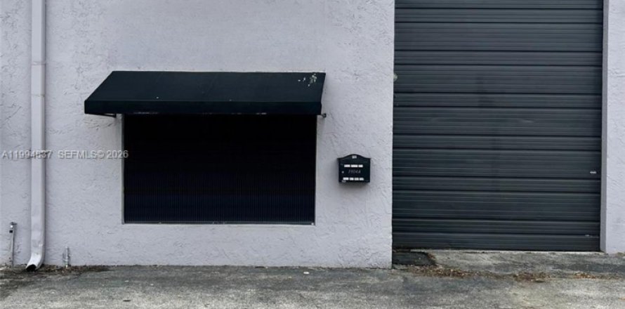 Коммерческая недвижимость в Хайалиа, Флорида № 2063012