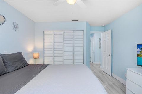 House in Largo, Florida 3 bedrooms, 152.55 sq.m. № 2100426 - photo 19