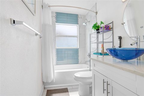 House in Largo, Florida 3 bedrooms, 152.55 sq.m. № 2100426 - photo 17
