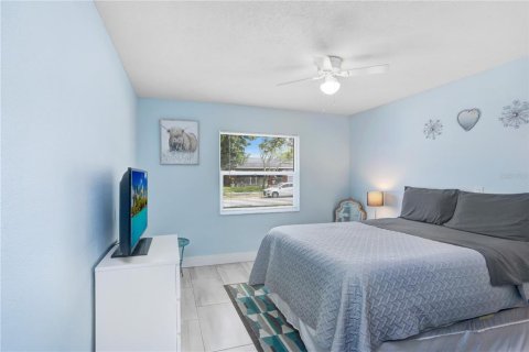House in Largo, Florida 3 bedrooms, 152.55 sq.m. № 2100426 - photo 18
