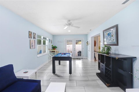 House in Largo, Florida 3 bedrooms, 152.55 sq.m. № 2100426 - photo 14