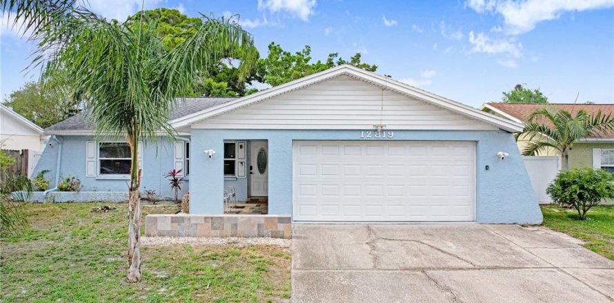 House in Largo, Florida 3 bedrooms, 152.55 sq.m. № 2100426