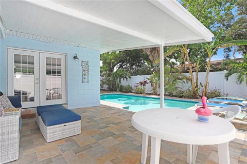 House in Largo, Florida 3 bedrooms, 152.55 sq.m. № 2100426 - photo 4