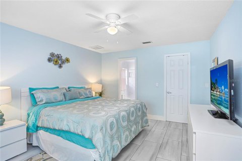 House in Largo, Florida 3 bedrooms, 152.55 sq.m. № 2100426 - photo 15