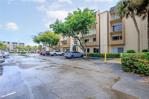 Copropriété à louer à Miami, Floride: 2 chambres, 99.87 m2 № 2390028 - photo 2