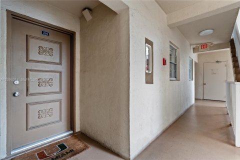 Copropriété à louer à Miami, Floride: 2 chambres, 99.87 m2 № 2390028 - photo 4
