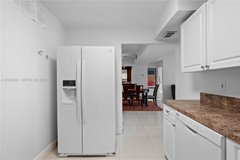 Copropriété à louer à Miami, Floride: 2 chambres, 99.87 m2 № 2390028 - photo 15