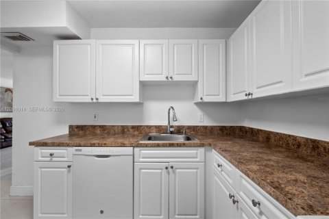 Copropriété à louer à Miami, Floride: 2 chambres, 99.87 m2 № 2390028 - photo 16