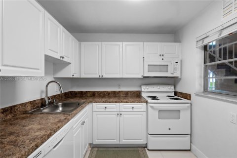 Copropriété à louer à Miami, Floride: 2 chambres, 99.87 m2 № 2390028 - photo 14