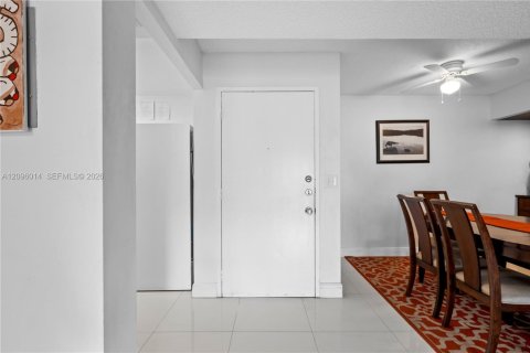 Copropriété à louer à Miami, Floride: 2 chambres, 99.87 m2 № 2390028 - photo 11