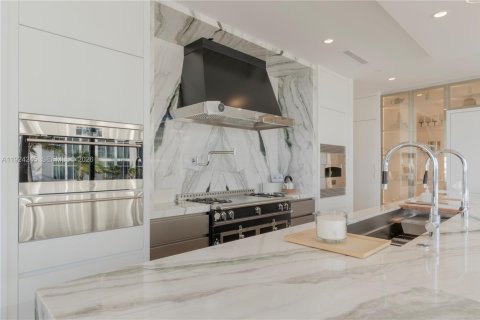 Купить кондоминиум в Санни-Айлс-Бич, Флорида 4 спальни, 407.38м2, № 2082883 - фото 15