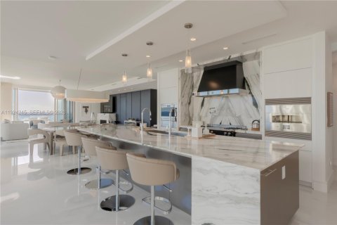 Купить кондоминиум в Санни-Айлс-Бич, Флорида 4 спальни, 407.38м2, № 2082883 - фото 13