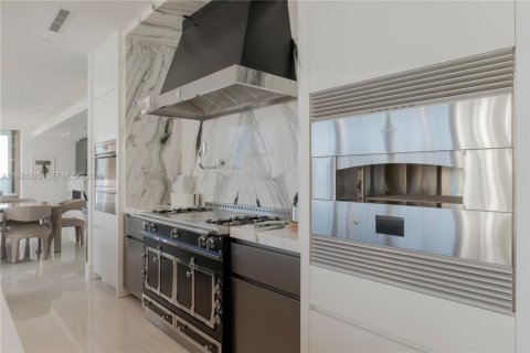 Купить кондоминиум в Санни-Айлс-Бич, Флорида 4 спальни, 407.38м2, № 2082883 - фото 17