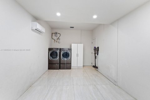 Casa en venta en Miami, Florida, 3 dormitorios, 146.69 m2 № 1889710 - foto 22