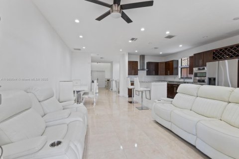 Casa en venta en Miami, Florida, 3 dormitorios, 146.69 m2 № 1889710 - foto 4