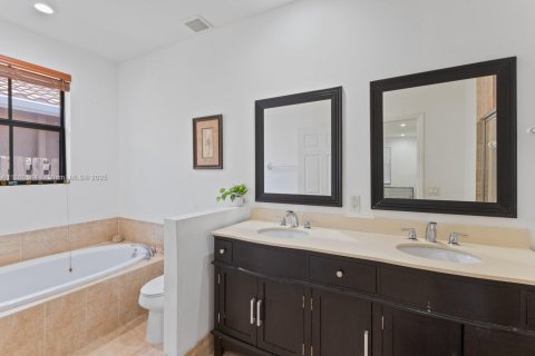 Casa en venta en Miami, Florida, 3 dormitorios, 146.69 m2 № 1889710 - foto 14