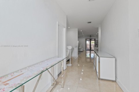 Casa en venta en Miami, Florida, 3 dormitorios, 146.69 m2 № 1889710 - foto 24
