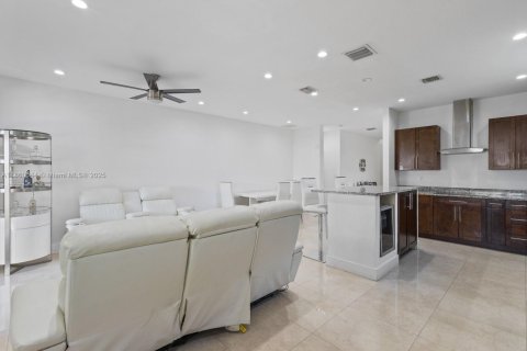 Casa en venta en Miami, Florida, 3 dormitorios, 146.69 m2 № 1889710 - foto 9