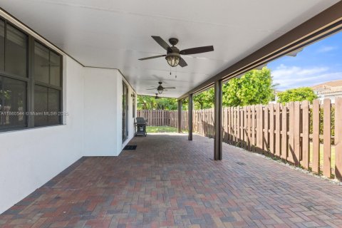 Casa en venta en Miami, Florida, 3 dormitorios, 146.69 m2 № 1889710 - foto 12