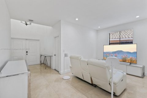 Casa en venta en Miami, Florida, 3 dormitorios, 146.69 m2 № 1889710 - foto 5