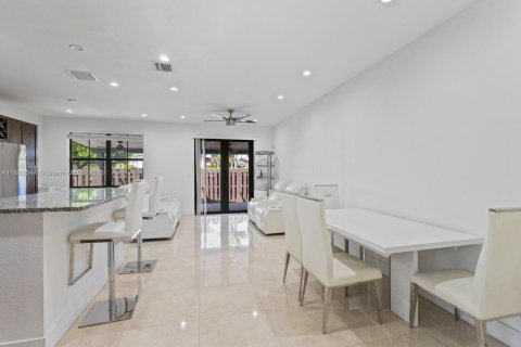 Casa en venta en Miami, Florida, 3 dormitorios, 146.69 m2 № 1889710 - foto 7